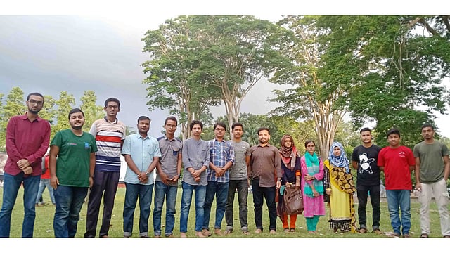 পাঠচক্র শেষে বন্ধুরা।