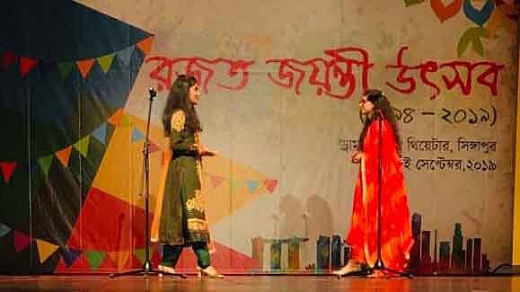 সাংস্কৃতিক অনুষ্ঠানে স্থানীয় শিল্পী ও স্কুলের শিক্ষার্থীদের পরিবেশনা উপস্থিত দর্শক-শ্রোতাদের মুগ্ধ করে