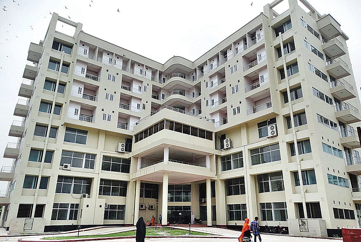 শেরপুরে নবনির্মিত ২৫০ শয্যার জেলা সদর হাসপাতাল ভবন।  ছবি: প্রথম আলো