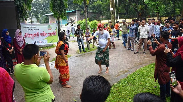 গত শুক্রবার বিকেল ৫টায় দিনাজপুর বন্ধুসভা ডেঙ্গু প্রতিরোধে ও সচেতনতায় বিখ্যাত লোকসংগীত গম্ভীরার আয়োজন করে।