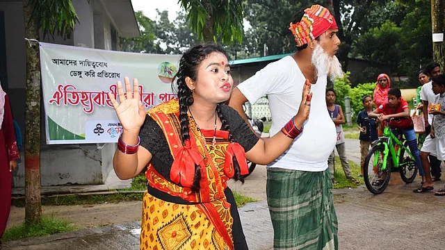 গত শুক্রবার বিকেল ৫টায় দিনাজপুর বন্ধুসভা ডেঙ্গু প্রতিরোধে ও সচেতনতায় বিখ্যাত লোকসংগীত গম্ভীরার আয়োজন করে।