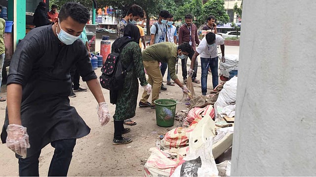 পরিষ্কার–পরিচ্ছন্ন ও ডেঙ্গুমুক্ত ক্যাম্পাস রাখতে ১৩ সেপ্টেম্বর ওয়ার্ল্ড ইউনিভার্সিটি ধানমন্ডি ও পান্থপথ ক্যাম্পাসের ছাদ, আঙিনা ও আশপাশের রাস্তা পরিষ্কার করে ওয়ার্ল্ড ইউনিভার্সিটি বন্ধুসভার বন্ধুরা।