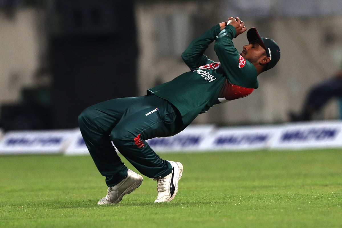 হজরতউল্লাহ জাজাইয়ের ক্যাচটি নেন লিটন। ছবি: শামসুল হক