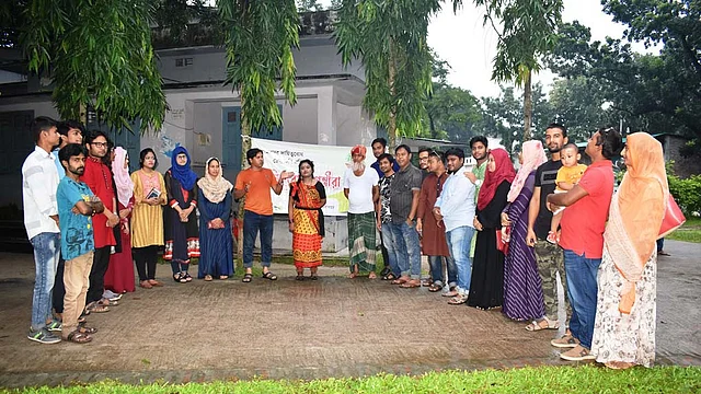 গত শুক্রবার বিকেল ৫টায় দিনাজপুর বন্ধুসভা ডেঙ্গু প্রতিরোধে ও সচেতনতায় বিখ্যাত লোকসংগীত গম্ভীরার আয়োজন করে।