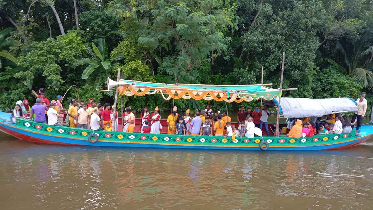 নড়াইলের চিত্রা নদীতে নৌকাবাইচ প্রতিযোগিতায় সারি গানের আয়োজন করা হয়। ছবি: প্রথম আলো