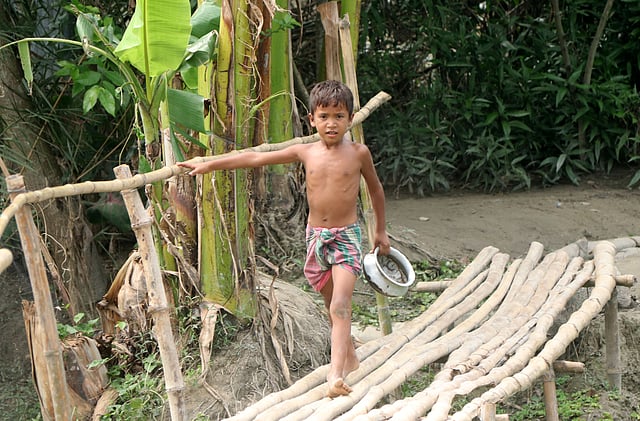 মাছ নিয়ে মনের আনন্দে ঘরে ফিরছে শিশু।
