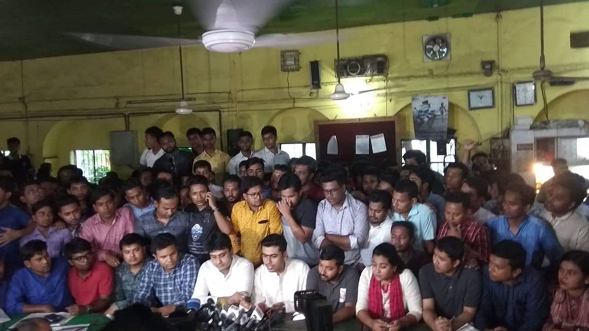 মধুর ক্যানটিনে সংবাদ সম্মেলনে ছাত্রলীগের ভারপ্রাপ্ত সভাপতি আল নাহিয়ান খান ও ভারপ্রাপ্ত সাধারণ সম্পাদক লেখক ভট্টাচার্য। ছবি: প্রথম আলো