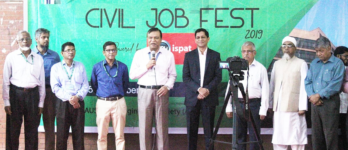 জব ফেস্টের উদ্বোধন করে বক্তব্য দেন বিশ্ববিদ্যালয়ের উপাচার্য ড. কাজী শরিফুল আলম। ছবি: প্রেস বিজ্ঞপ্তি