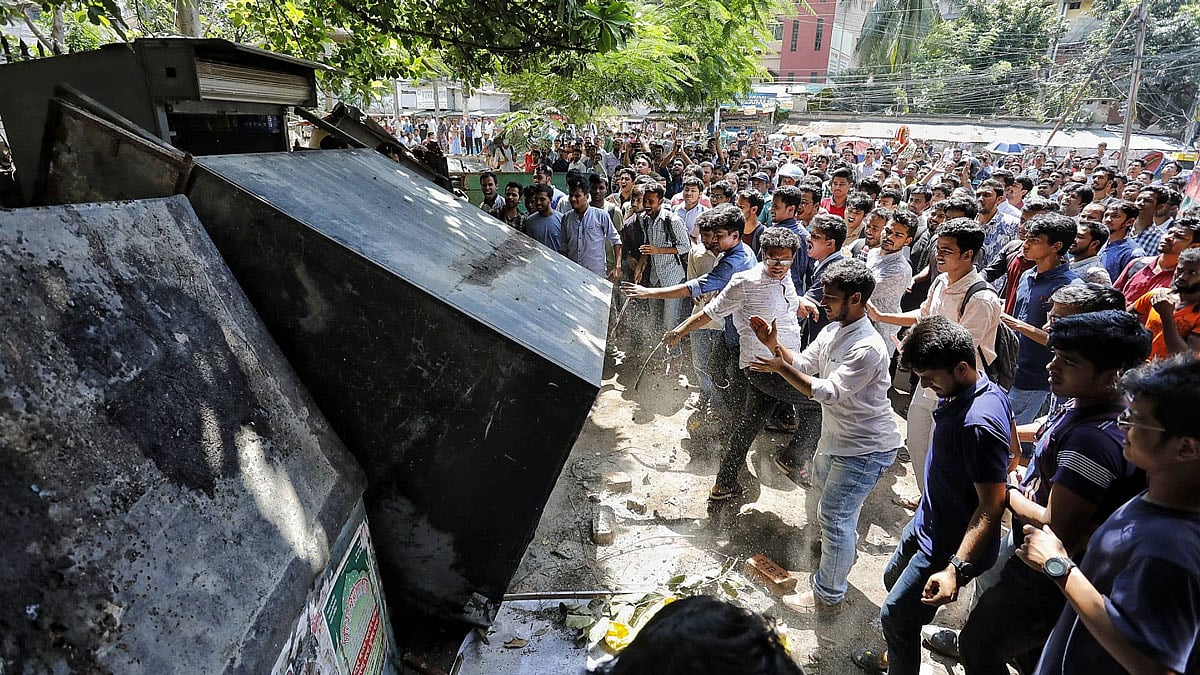 জগন্নাথ বিশ্ববিদ্যালয়ের দ্বিতীয় ফটক ও ফুটপাত দখল করে থাকা দোকানপাট ভাঙচুর করে বিক্ষুব্ধ শিক্ষার্থীরা। ছবি: দীপু মালাকার