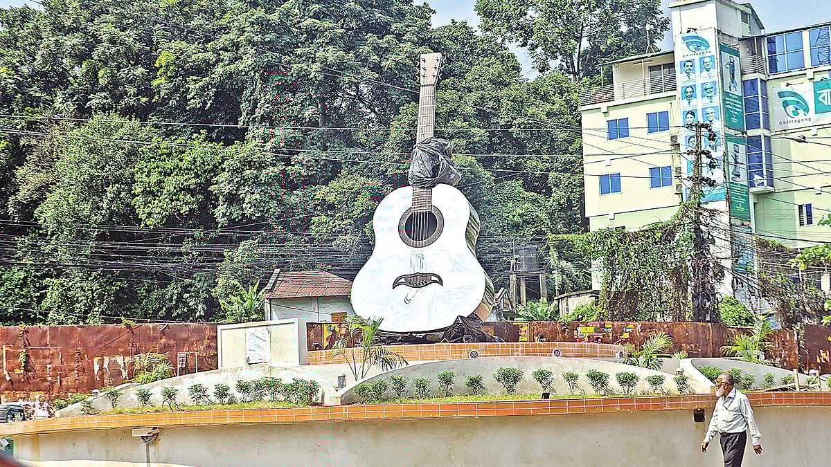 উদ্বোধনের অপেক্ষায় আইয়ুব বাচ্চুর রূপালি গিটারের আদলে তৈরি করা প্রতিকৃতি। গতকাল দুপুরে চট্টগ্রাম নগরের প্রবর্তক মোড়ে। ছবি: প্রথম আলো