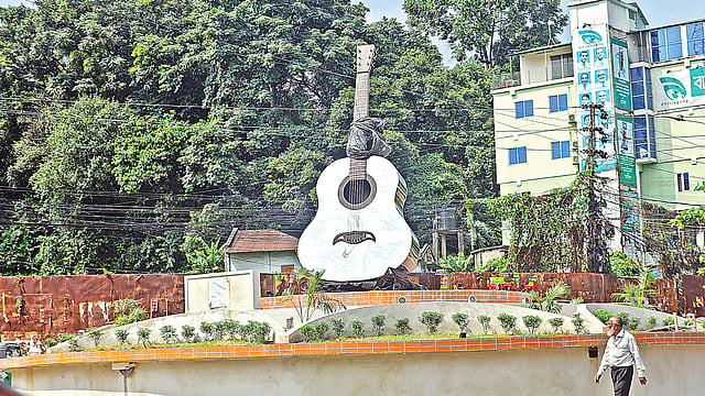 উদ্বোধনের অপেক্ষায় আইয়ুব বাচ্চুর রূপালি গিটারের আদলে তৈরি করা প্রতিকৃতি। গতকাল দুপুরে চট্টগ্রাম নগরের প্রবর্তক মোড়ে।  ছবি: প্রথম আলো
