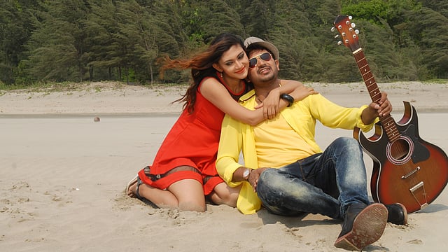 ‘পাগলামি’ চলচ্চিত্রের দৃশ্য। ছবি: হিমেল ফিল্মস ইন্টারন্যাশনাল থেকে পাওয়া