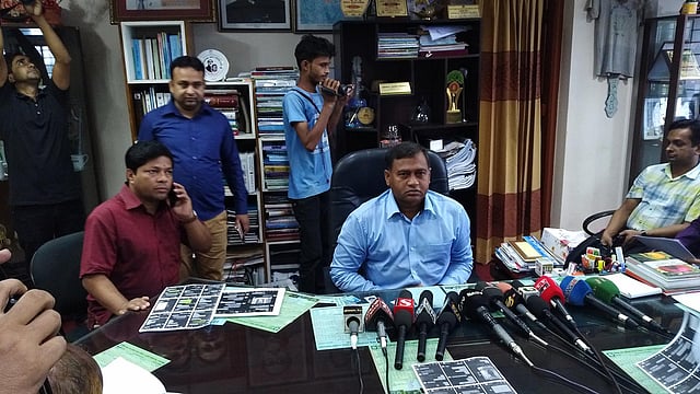 উপাচার্য খোন্দকার নাসির উদ্দিন সংবাদ সম্মেলনে ফাতেমা-তুজ-জিনিয়াকে বহিষ্কারের ব্যাখ্যা দেন। বশেমুরবিপ্রবি, গোপালগঞ্জ, ১৭ সেপ্টেম্বর। ছবি: প্রথম আলো