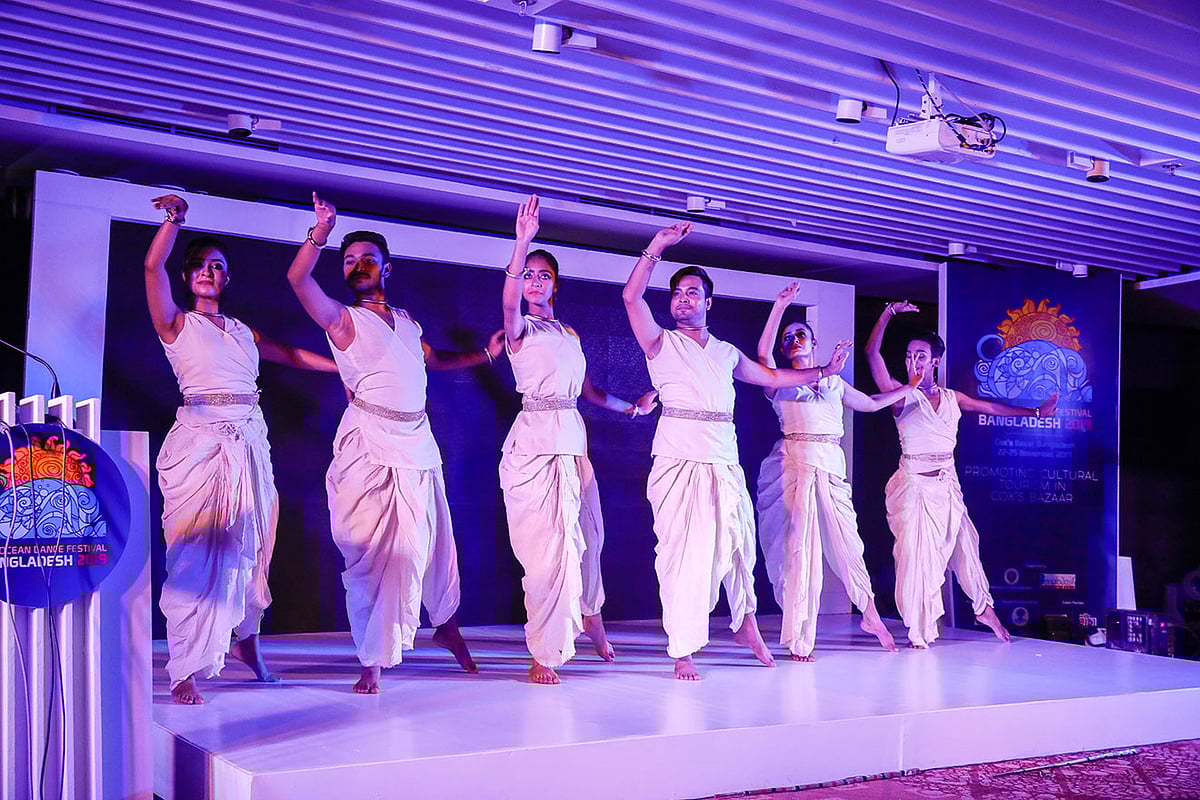 নৃত্য পরিবেশন করছে নৃত্যযোগের একটি দল। ছবি: সাবিনা ইয়াসমিন