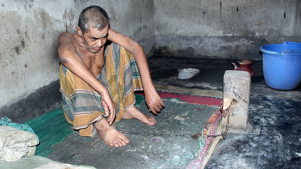 ২৫ বছর ধরে শিকলবন্দী জীবন কাটাচ্ছেন কিশোরগঞ্জের পাকুন্দিয়ার রতন মিয়া। ছবি: প্রথম আলো