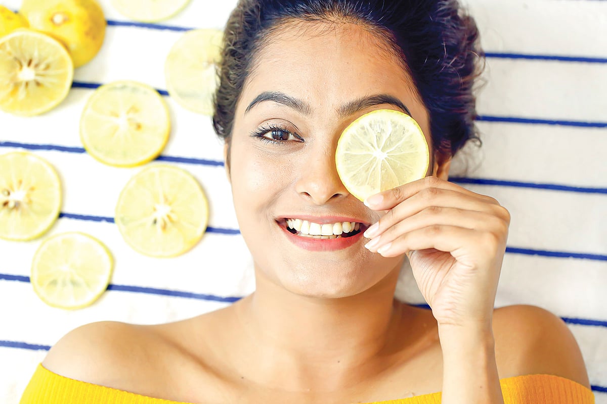 লেবুর গুণের শেষ নেই। মডেল: সায়রা, কৃতজ্ঞতা: হার্বস আয়ুর্বেদিক ক্লিনিক, ছবি: সুমন ইউসুফ