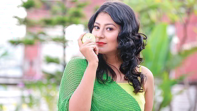নিয়ম মেনে লেবুর ব্যবহার ত্বককে করবে সুন্দর। মডেল: জেনিফার, পোশাক: বিবি প্রোডাকশন, ছবি: কবির হোসেন