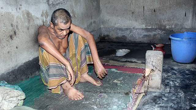 ২৫ বছর ধরে শিকলবন্দী ছিলেন রতন মিয়া। ছবি: প্রথম আলো