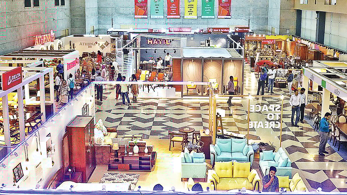 রাজধানীর ইন্টারন্যাশনাল কনভেনশন সিটি বসুন্ধরায় গতকাল মঙ্গলবার পাঁচ দিনব্যাপী ১৬তম জাতীয় ফার্নিচার বা আসবাব মেলা শুরু হয়েছে। মেলার প্রথম দিনে গতকাল বিভিন্ন আসবাব কোম্পানির স্টলে ক্রেতারা ঢুঁ মারেন। ছবি: প্রথম আলো