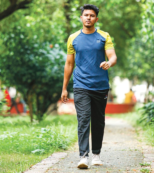 নিয়মিত হাঁটলে হাঁটুব্যথা এড়ানো সম্ভব। ছবি: অধুনা