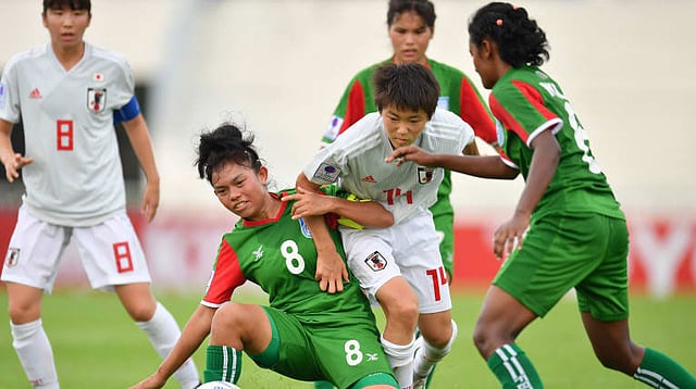 এই ছবিটাই যেন বাংলাদেশ-জাপান ম্যাচের প্রতীক। কোনো ভাবেই ঠেকিয়ে রাখা যায়নি জাপানিজ মেয়েদের। ছবি: এএফসি ওয়েবসাইট