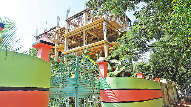 চট্টগ্রামের ডবলমুরিং থানা নির্বাচন কার্যালয়ের অফিস সহায়ক জয়নাল আবেদীন তাঁর গ্রামের বাড়িতে কয়েক কোটি টাকা খরচ করে পাঁচতলা ভবনটি নির্মাণ করছেন। গতকাল বেলা একটায় বাঁশখালী পৌর সদরের আশকরিয়া পাড়ায়।  ছবি: সৌরভ দাশ