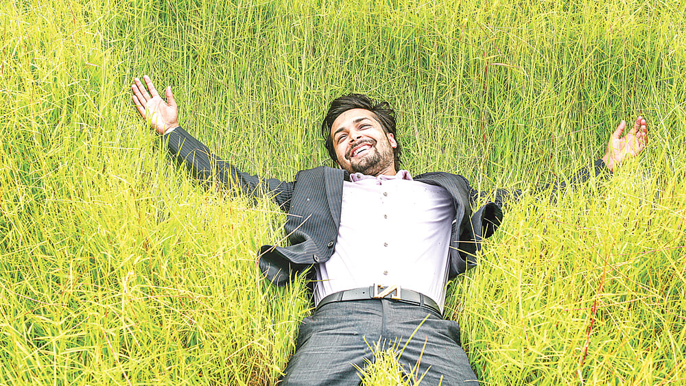 আহ্‌ কী শান্তি! দিন শেষে এমন প্রশান্তি তো সবাই খোঁজে। মডেল: আজাদ। ছবি: কবির হোসেন