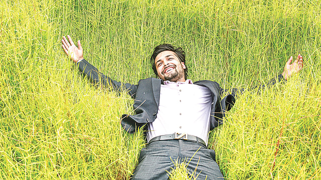 আহ্‌ কী শান্তি! দিন শেষে এমন প্রশান্তি তো সবাই খোঁজে। মডেল: আজাদ। ছবি: কবির হোসেন