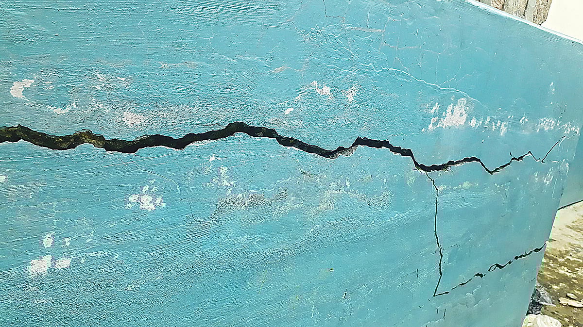 দেড় বছরের মাথায় উপজেলা স্বাস্থ্য কমপ্লেক্সের দেয়ালে ফাটল। গতকাল দুপুরে। প্রথম আলো