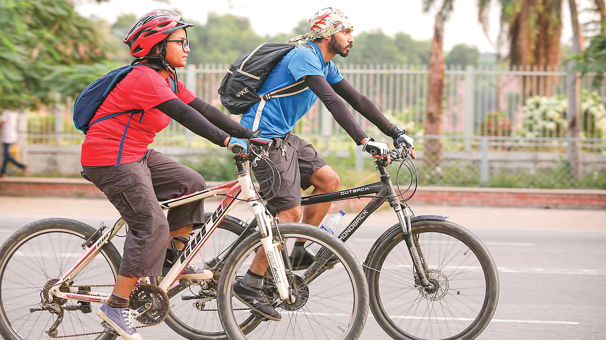 জীবনকে সহজ করতে ও শরীরকে ফিট রাখতে সাইকেল চালাতে পারেন। ছবি: অধুনা