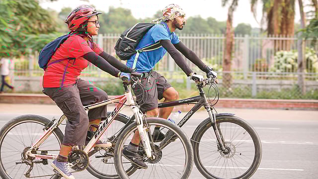 জীবনকে সহজ করতে ও শরীরকে ফিট রাখতে সাইকেল চালাতে পারেন। ছবি: অধুনা