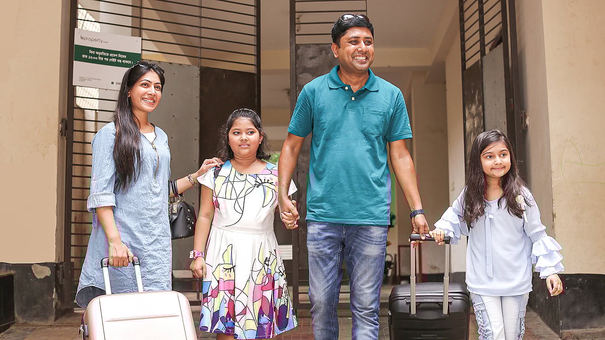 একটু ছুটি মিললে পরিবার নিয়ে বেরিয়ে পড়ুন। মডেল: লাবন্য, নিধি, ছাইফুল ইসলাম ও রাহামা। ছবি: অধুনা