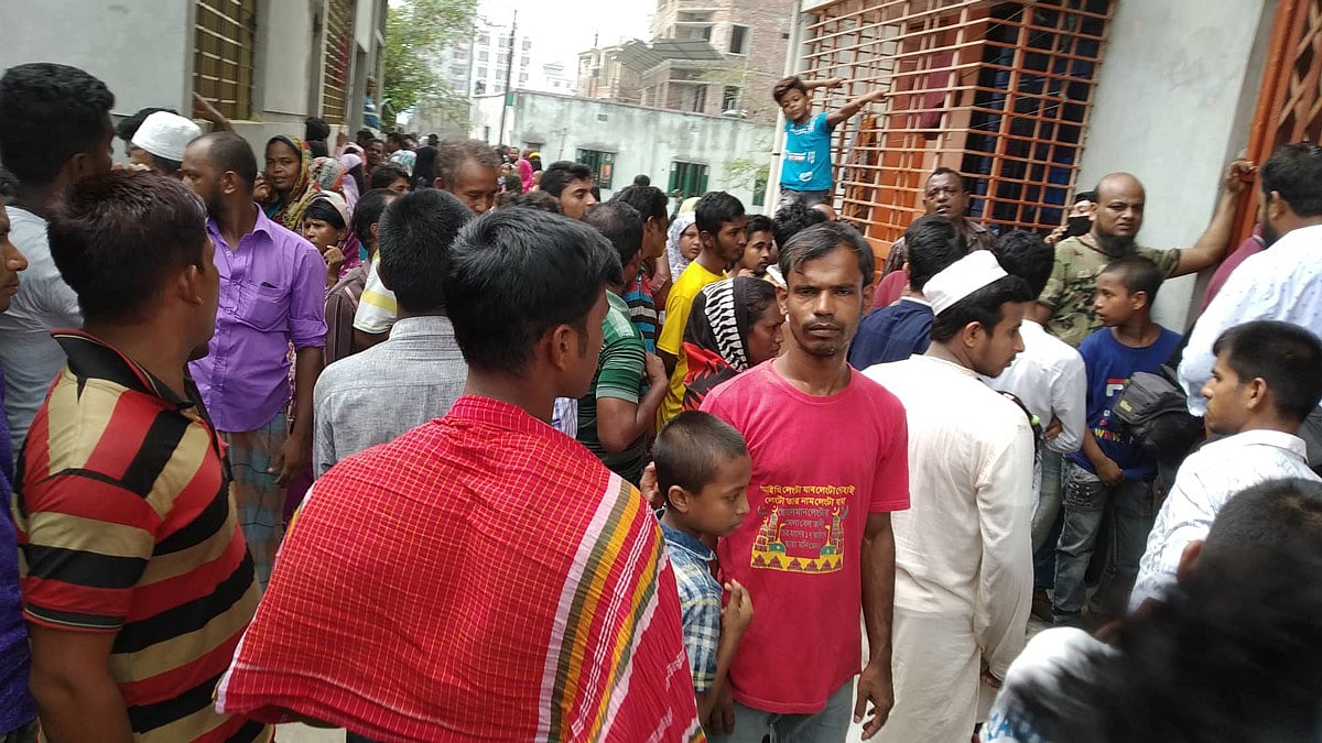 নারায়ণগঞ্জের সিদ্ধিরগঞ্জে নিজ বাসায় এক মা ও তাঁর দুই মেয়েকে গলা কেটে হত্যা করা হয়েছে। ঘটনাস্থল ঘিরে মানুষের ভিড়। ছবি: প্রথম আলো