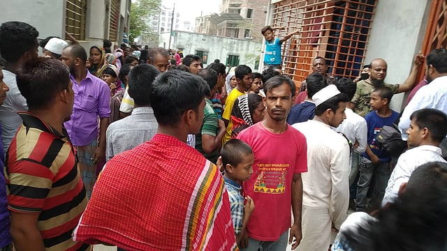 নারায়ণগঞ্জের সিদ্ধিরগঞ্জে নিজ বাসায় এক মা ও তাঁর দুই মেয়েকে গলা কেটে হত্যা করা হয়েছে। ঘটনাস্থল ঘিরে মানুষের ভিড়। ছবি: প্রথম আলো