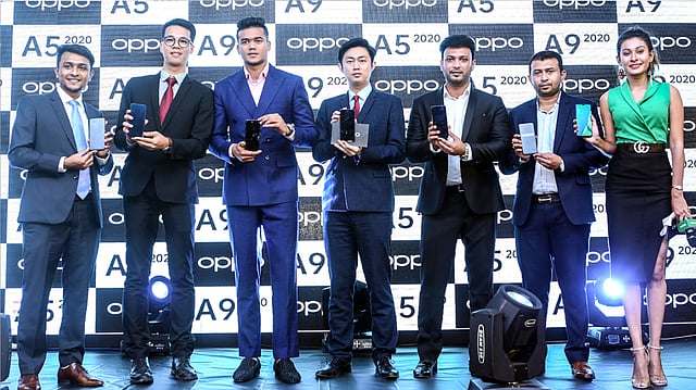 অপোর ফোনসেট উদ্বোধন করেছেন ক্রিকেটার তাসকিন আহমেদসহ অপোর কর্মকর্তারা। ছবি: অপোর সৌজন্যে।