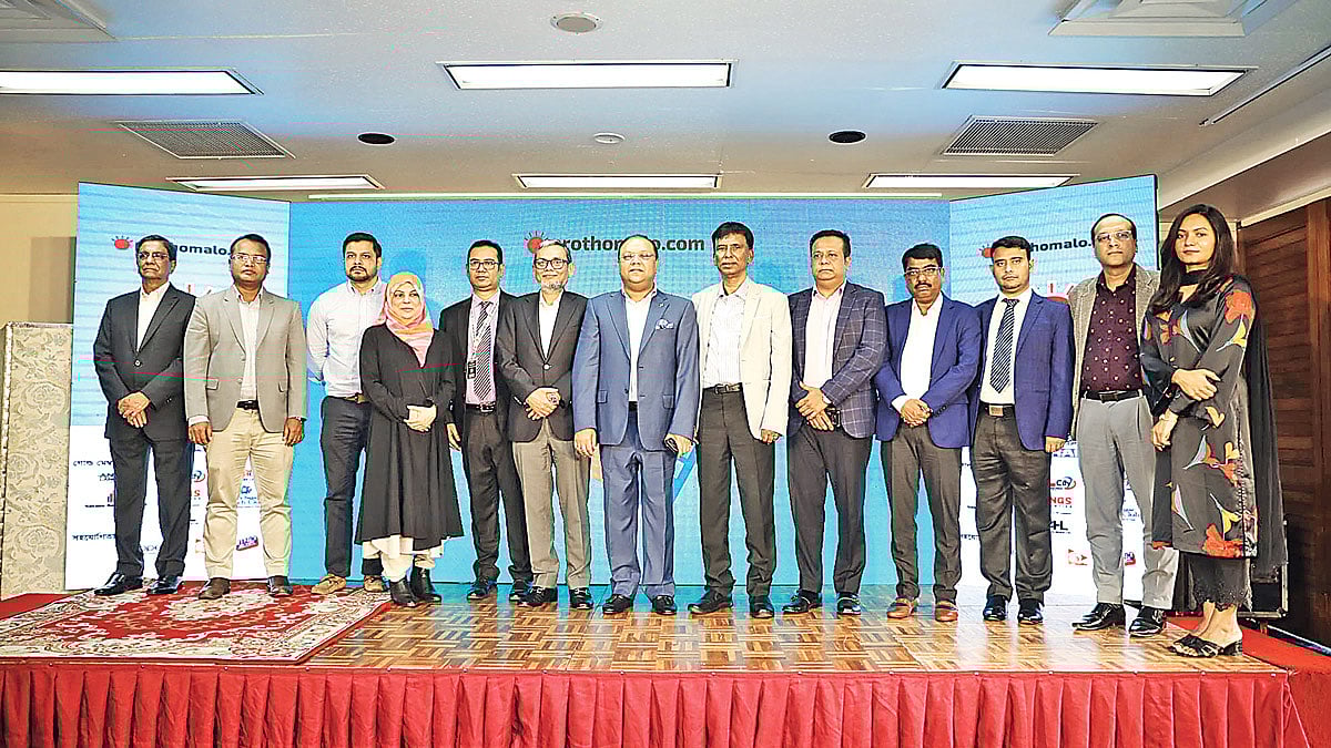 ডিবিএল সিরামিকস আবাসন মেলার উদ্বোধনী অনুষ্ঠানে আয়োজক ও অতিথিরা। মেলা চলবে ২৫ সেপ্টেম্বর পর্যন্ত। গতকাল রাজধানীর সোনারগাঁও হোটেলে।  ছবি: প্রথম আলো