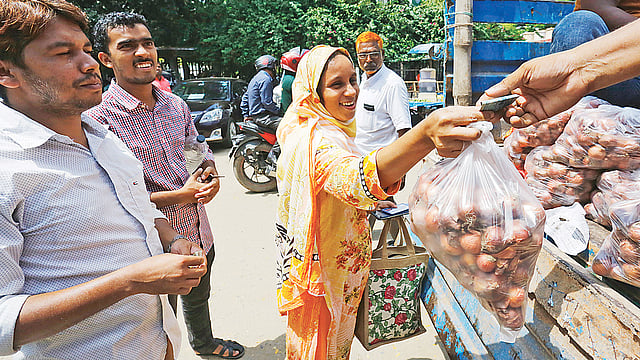 খুচরা বাজারে সম্প্রতি পেঁয়াজের দাম কেজিপ্রতি ৭০ টাকায় উঠেছে। তাই টিসিবি কিছুটা কম দামে পেঁয়াজ বিক্রি শুরু করেছে। রাজধানীর সচিবালয়ের সামনে টিসিবির ট্রাক থেকে পেঁয়াজ কিনছেন এক ক্রেতা। ১৭ সেপ্টেম্বর তোলা।  প্রথম আলো