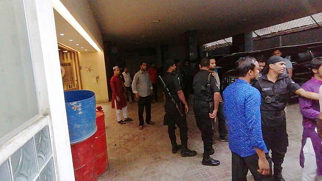 রাজধানীর নিকেতনে যুবলীগ নেতা জি কে শামীমের অফিসে অভিযান চালাচ্ছে র‌্যাব। ছবি: ছবি: সাজিদ হোসেন