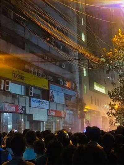 বনানীর এফআর টাওয়ারের পাশে আবেদীন টাওয়ারে আগুন লাগার ঘটনা ঘটে। ছবি: সংগৃহীত