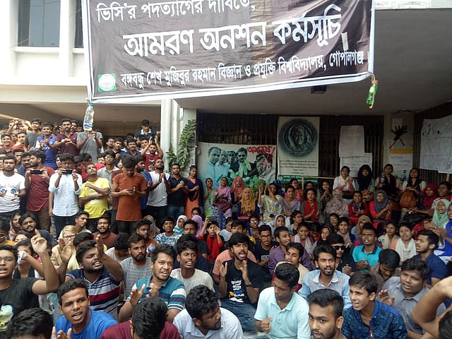 গোপালগঞ্জের বঙ্গবন্ধু শেখ মুজিবুর রহমান বিজ্ঞান ও প্রযুক্তি বিশ্ববিদ্যালয়ের (বশেমুরবিপ্রবি) উপাচার্য খোন্দকার নাসির উদ্দিনের অপসারণের দাবিতে ছুটির দিনেও আন্দোলন করছেন সাধারণ শিক্ষার্থীরা। ফাইল ছবি