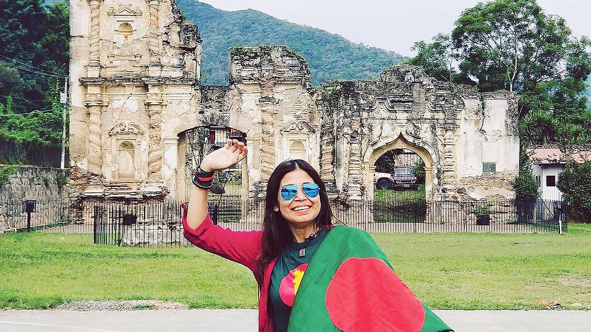 গুয়াতেমালার একটি দর্শনীয় স্থানে বাংলাদেশি পতাকা মোড়ানো নাজমুন নাহার