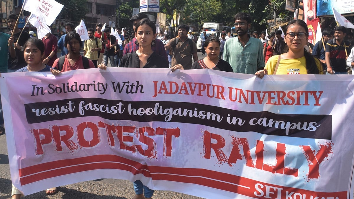 এসএফআই’ এর প্রতিবাদ মিছিল। যাদবপুর বিশ্ববিদ্যালয়, কলকাতা, ২০ সেপ্টেম্বর। ছবি: ভাস্কর মুখার্জি