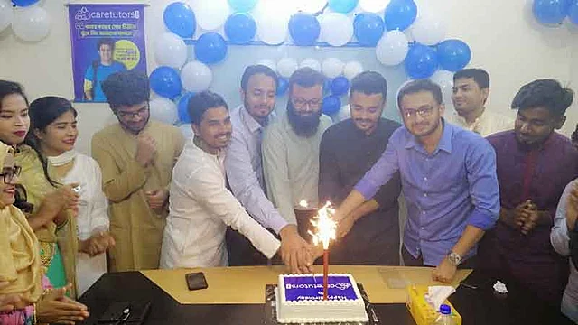 কেয়ার টিউটরসের বর্ষপূর্তির অনুষ্ঠানে আয়োজকেরা। ছবি: কেয়ার টিউটরসের সৌজন্যে