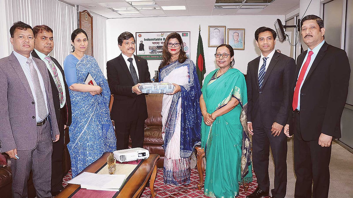 নিউইয়র্কে বাংলাদেশ কনস্যুলেট জেনারেল পরিদর্শনে স্বরাষ্ট্র মন্ত্রণালয়ের সুরক্ষা সেবা বিভাগের সচিব মো. শহিদুজ্জামানের নেতৃত্বে তিন সদস্যের সরকারি প্রতিনিধি দল। এ সময় কনসাল জেনারেল সাদিয়া ফয়জুন্নেসাসহ অন্য কর্মকর্তা-কর্মচারীরা উপস্থিত ছিলেন