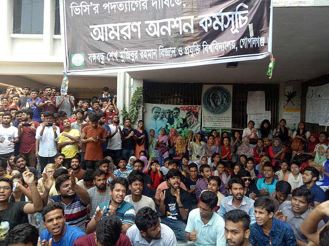 বশেমুরবিপ্রবির উপাচার্যের অপসারণ দাবিতে প্রশাসনিক ভবনের সামনে শিক্ষার্থীরা আমরণ অনশন কর্মসূচি পালন করছেন। গোপালগঞ্জ, ২০ সেপ্টেম্বর। ছবি: আলীমুজ্জামান