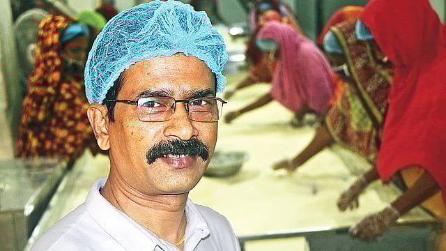 রাহুল গ্রুপের চেয়ারম্যান রনজিৎ কুমার পালিত। গত মঙ্গলবার বগুড়া সদরের চাঁদমুহা হরিপুর গ্রামে।  ছবি: সোয়েল রানা