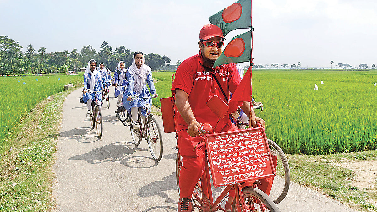 বাল্যবিবাহের কুফল সম্পর্কে শিক্ষার্থীদের সচেতন করতে বাইসাইকেল নিয়ে বেরিয়ে পড়েছেন আনোয়ার হোসেন। সম্প্রতি বগুড়া সদর উপজেলার সাত শিমুলিয়া গ্রামে। সোয়েল রানা