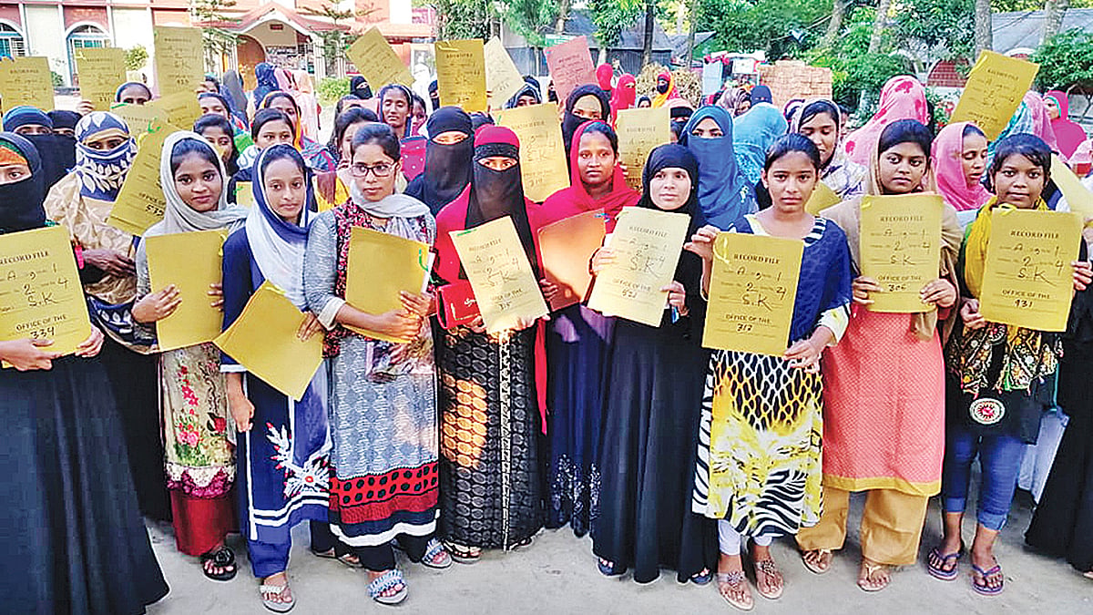 প্রতারণার শিকার কয়েকজন নারী। হাজী আসমত আলী বালিকা উচ্চবিদ্যালয় প্রাঙ্গণে। প্রথম আলো