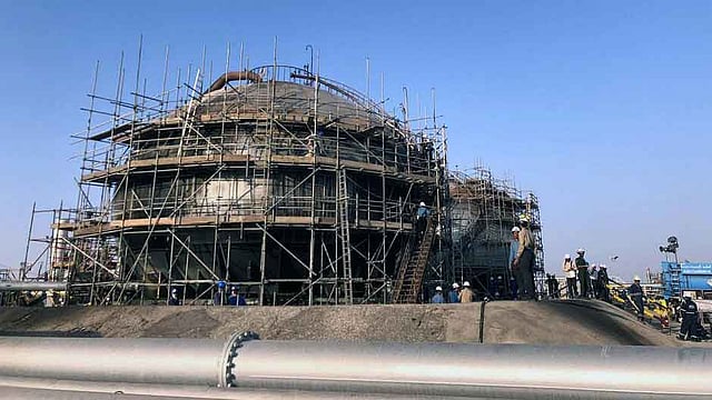 আবকায়িকে আরামকো তেল শোধনাগারের ক্ষতিগ্রস্ত অংশ। ছবি: রয়টার্স