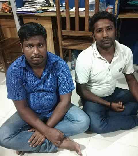 নীল শার্ট পরে আছেন চালক সুমন (বামে)। ছবি: ডিবির সৌজন্যে